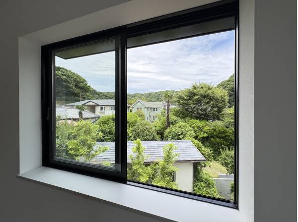お部屋の窓からは緑をきれいに望みます