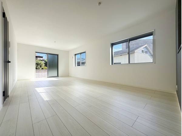 沢山の窓から入る陽光がリビングを明るく包み込みます