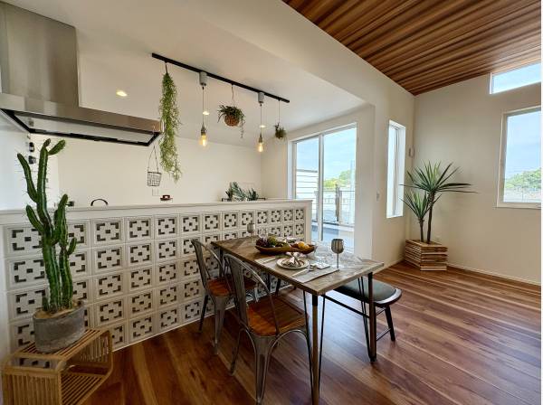 ダイニングスペースには住宅を彩る花ブロックが施されております！