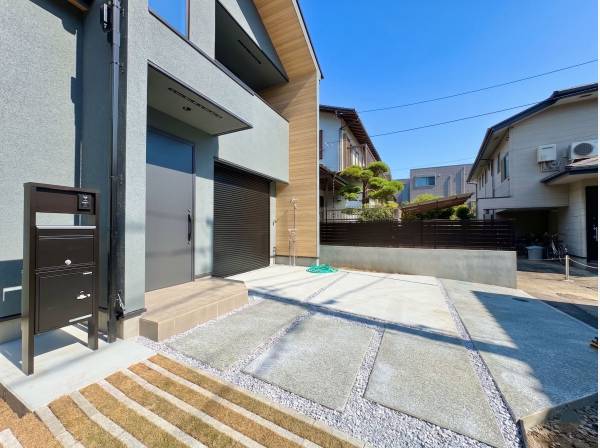 高低差はほぼございません。道路からのエントリー楽々です。