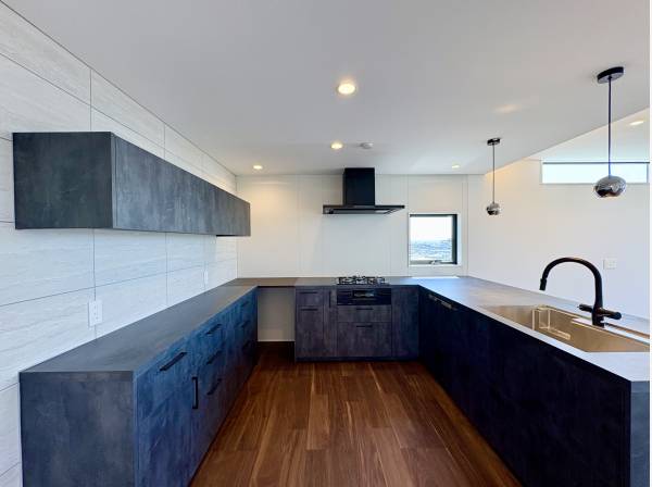 キッチンはグラフテク製のL字型キッチンを採用！