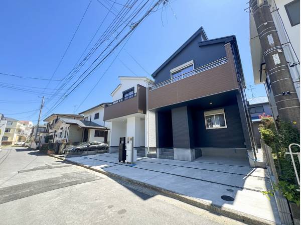 ゆとりある前面道路で開放的なロケーション（左側が該当物件）