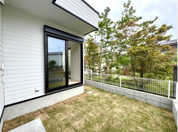 お庭はご覧の広さ
お隣の借景が美しいです