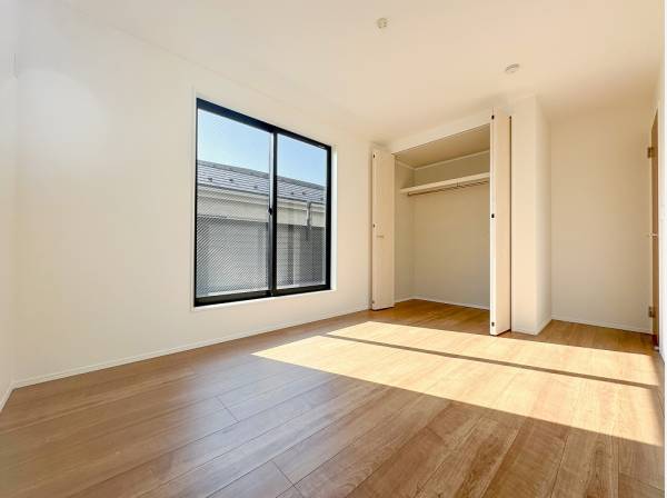 約7帖のゆとりある居室は大きなベッドも置けそうです