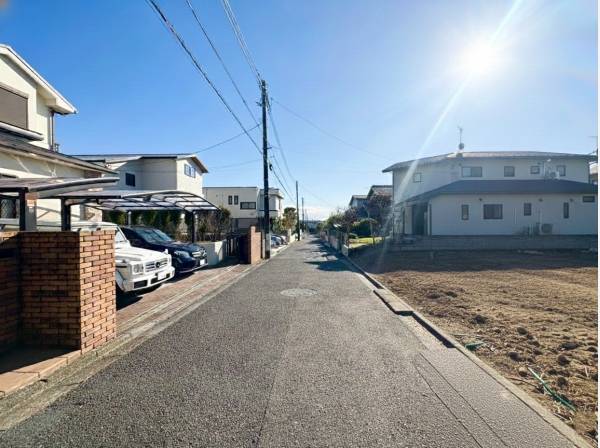 前面道路は約5ｍの広さでゆとりがございます。