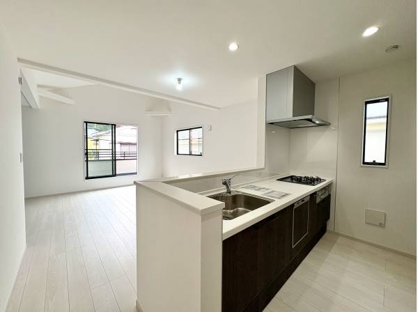 対面式のキッチンなのでお料理をしながら家族の様子が伺えます。