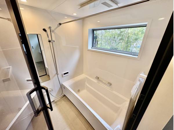 お風呂には浴室乾燥機が付いております。