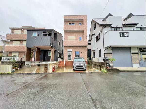 前面道路から見た外観