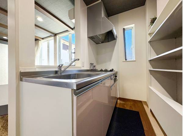 可動棚の収納を完備したキッチン