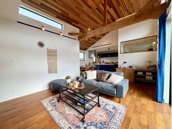 広々とした勾配天井の23.5帖LDKスペース！