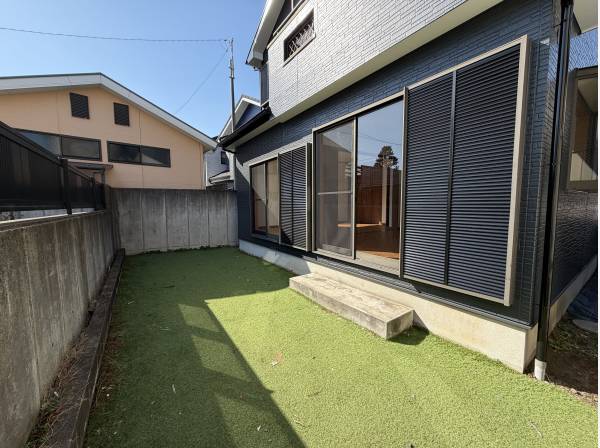 専用庭。前面芝が植えられ転んでも怪我しにくいお庭です