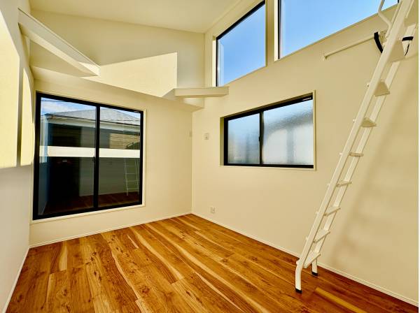 まるでリビングのような勾配天井が素敵な居室。ロフトも完備しています