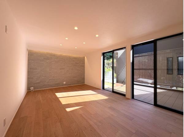 リビングとウッドデッキと繋がると２８帖もの大空間