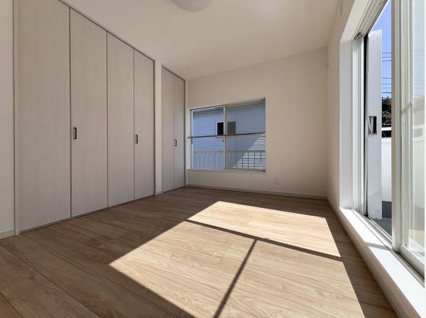 大容量の収納スペースが完備されたベッドルーム