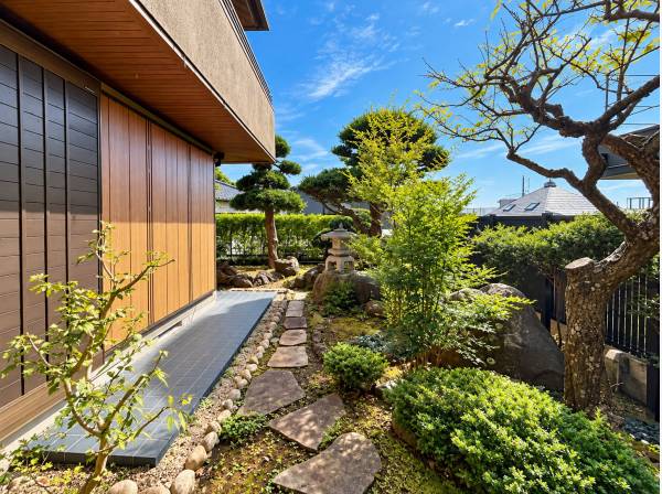 四季の彩りと和の風情が調和する鎌倉らしい趣深い庭園。