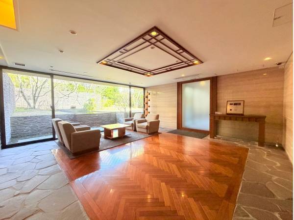 マンションエントランス、リゾートホテルのような佇まい