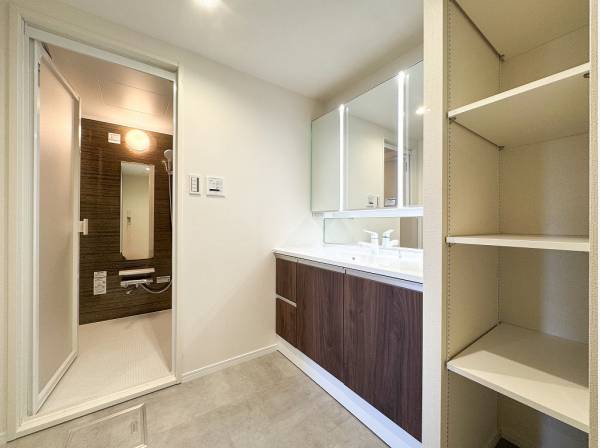 収納棚のある便利なサニタリールーム