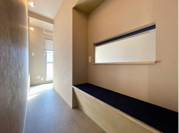 玄関横のお部屋に行く通路にはベンチスペースがございます