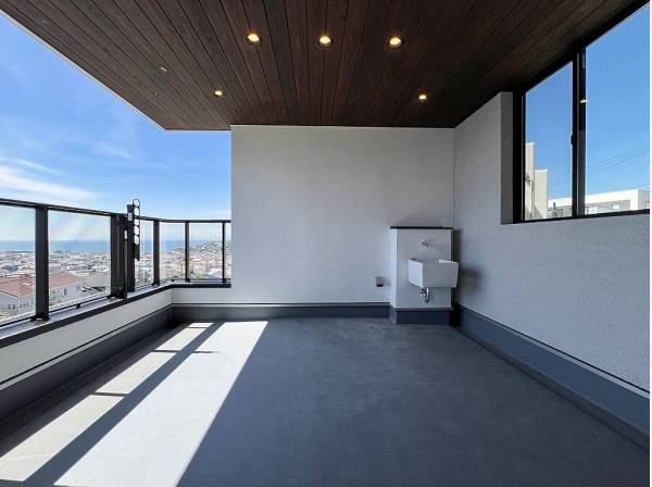 水栓付きのオーシャンビューバルコニーは第二のリビングに