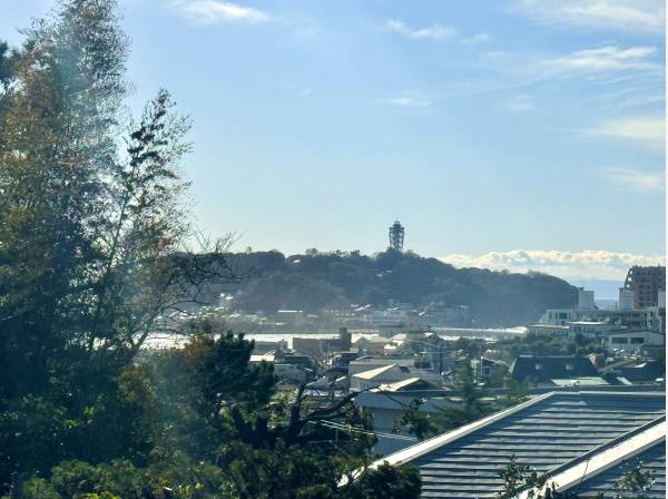 バルコニーから江ノ島と海を望みます