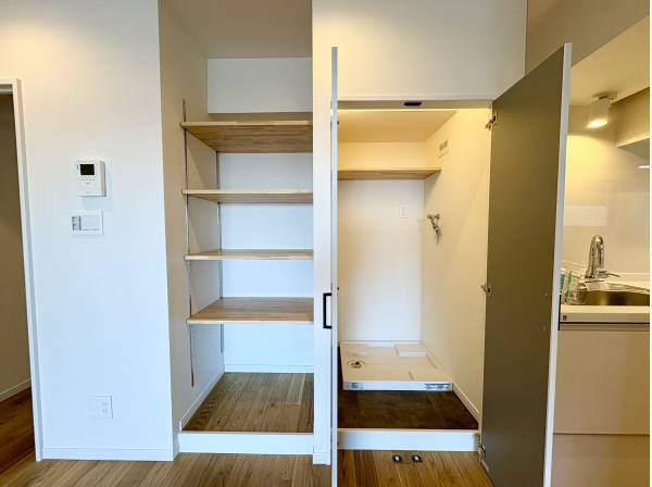 キッチン横には、洗濯置き場・収納棚が備わり家事動線も優れております
