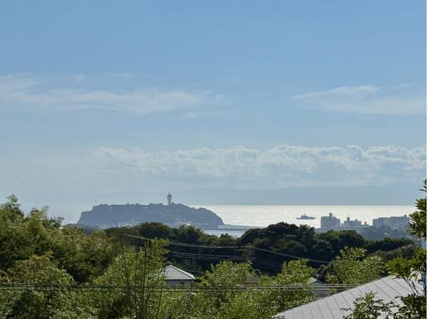 鎌倉山のヒルトップから美しい景色を眺めます。