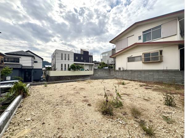 南道路で陽当たりの良い敷地です