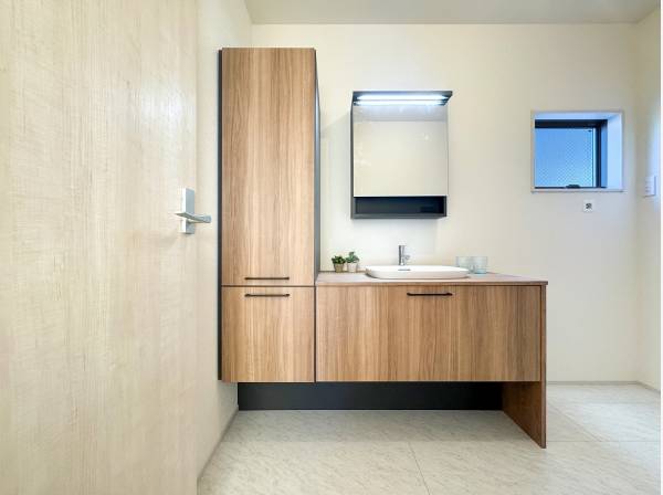 足元が浮いたおしゃれな洗面化粧台はお掃除もしやすそう