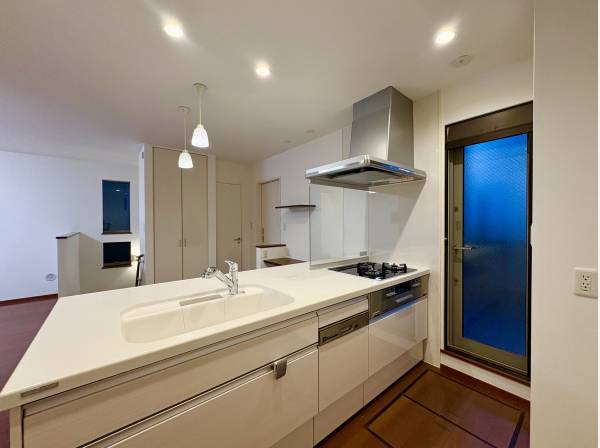 キッチンは勝手口付きのシステムキッチン