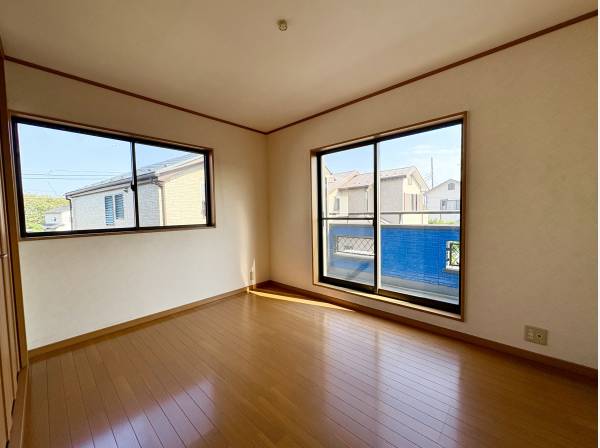 2面採光の明るい洋室は全3ございます