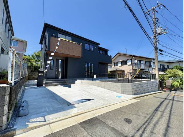 東南道路に面した、ゆとりを感じる外観です。