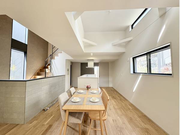 光が差し込み明るいLDK