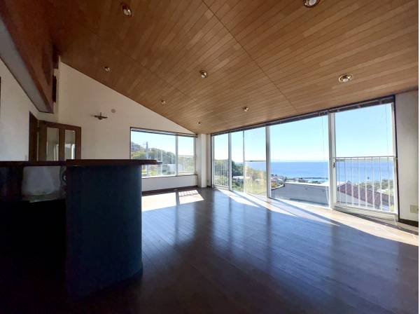 家族が自然と集まる、光あふれるLDK