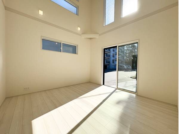 吹抜天井で明るく開放的なLDK（約19.0帖）