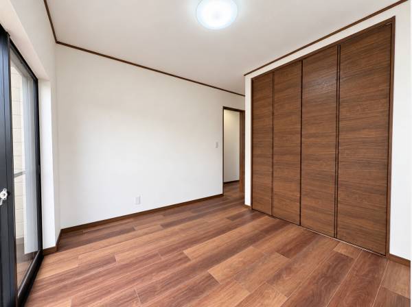 床と建具の色合いがつながる、落ち着いた空間。