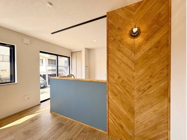 こだわりの照明やアクセントクロスが目を引くキッチン周り！