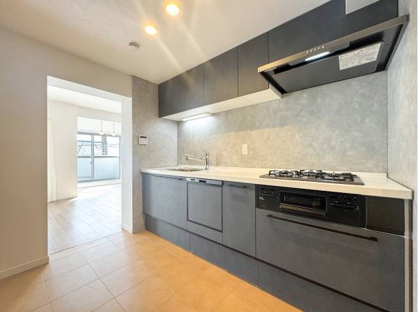 2WAY動線が魅力的な奥行きたっぷりのキッチン