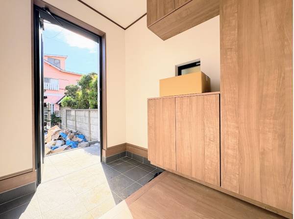 収納豊富な玄関