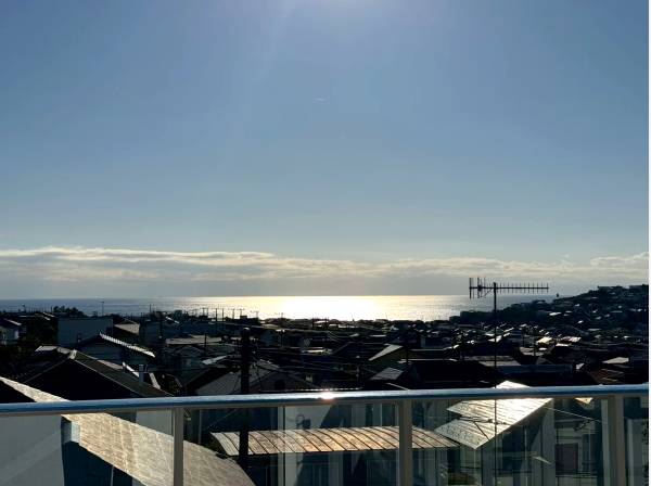 屋上バルコニーから望む湘南の海景色