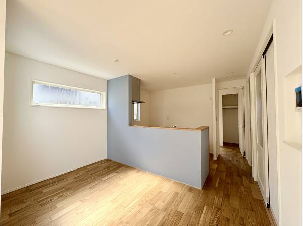 対面式キッチン。青クロスがお洒落です