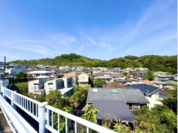 東側の抜け感は緑を感じられて癒されます。