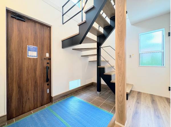 開放感ある吹き抜けの玄関スペース