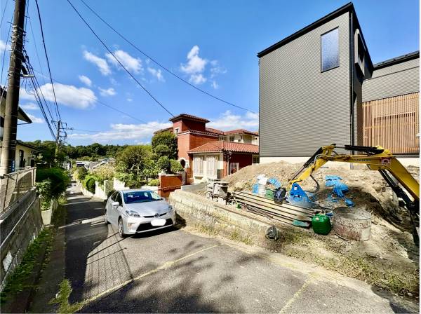前面道路もゆとりがある緑豊かな現地です。