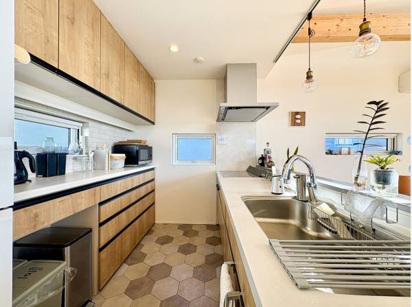 窓が多くキッチンまで明るい陽射しが射し込みます