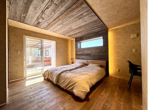 古材を贅沢に用いたマスターベッドルーム