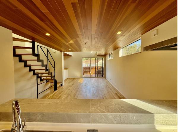 キッチンからの風景です。まっすぐ先には大きなロフトが見えますよ！