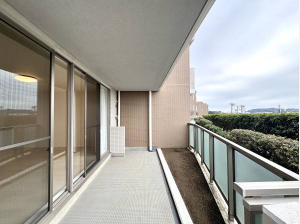 大型バルコニーです。外からの目線が気にならないプライベートバルコニー