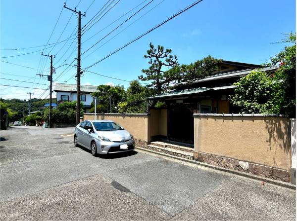平成2年築、日本庭園付きの邸宅です。