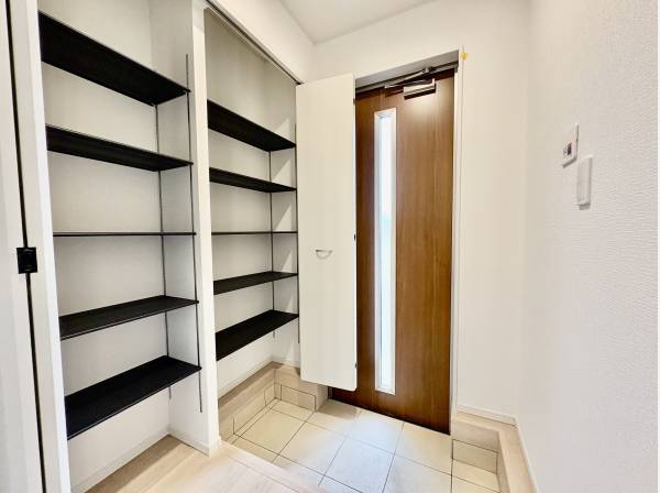 玄関の収納もタップリ！