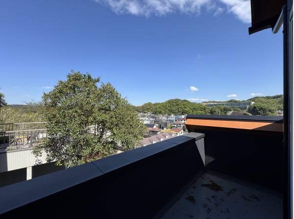 青空と緑に包まれる、抜け感が心地よい贅沢な屋外空間。